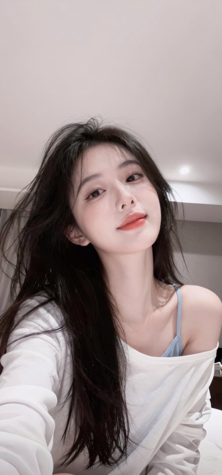 美女长发披肩身穿白色长袖内搭蓝色吊带微笑人物手机壁纸