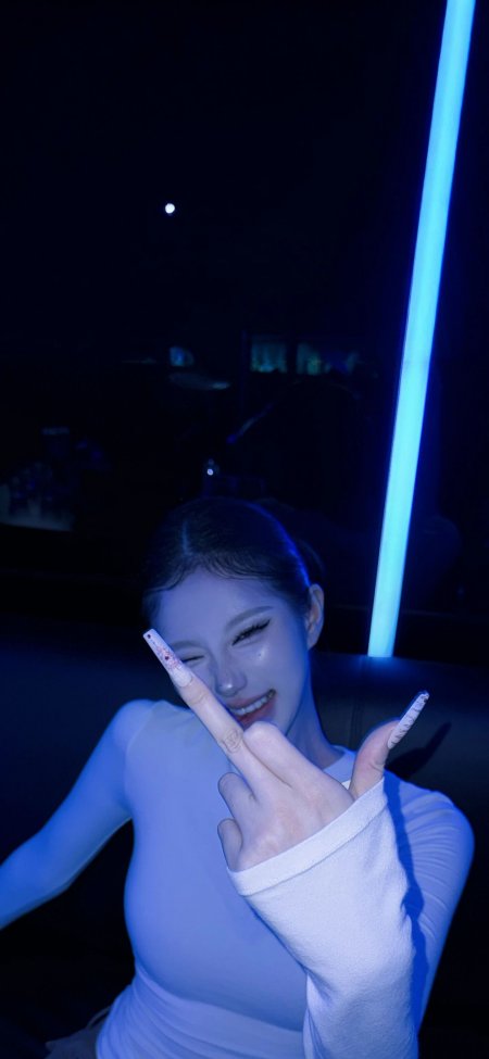 蓝调光影下美女俏皮比手势夜景氛围人物手机壁纸