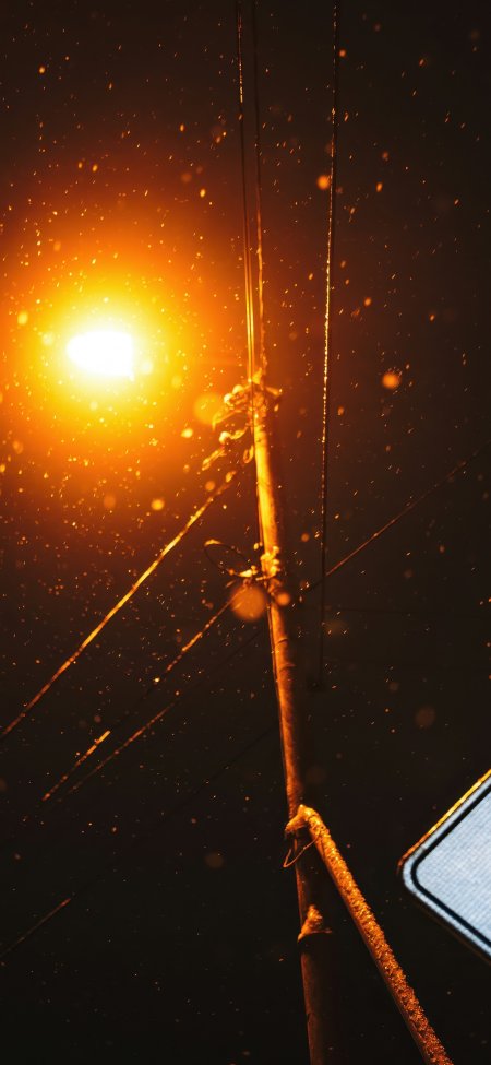 雨夜路灯飞雪橙黄光晕朦胧氛围感城市夜景风景手机壁纸