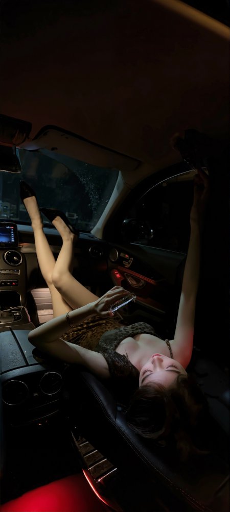 美女躺卧车内穿豹纹吊带手持手机性感氛围人物摄影手机壁纸