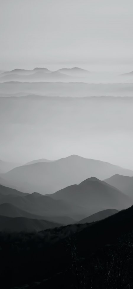 层叠山峦隐入云雾黑白渐变极简意境自然风光风景手机壁纸