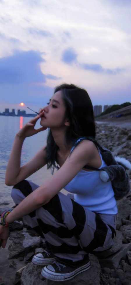 美女蹲坐江边抽烟暮色氛围感街拍时尚人物摄影手机壁纸