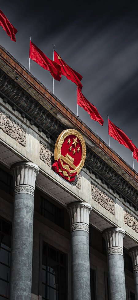 人民大会堂国徽红旗飘扬庄严宏伟建筑摄影爱国主题手机壁纸