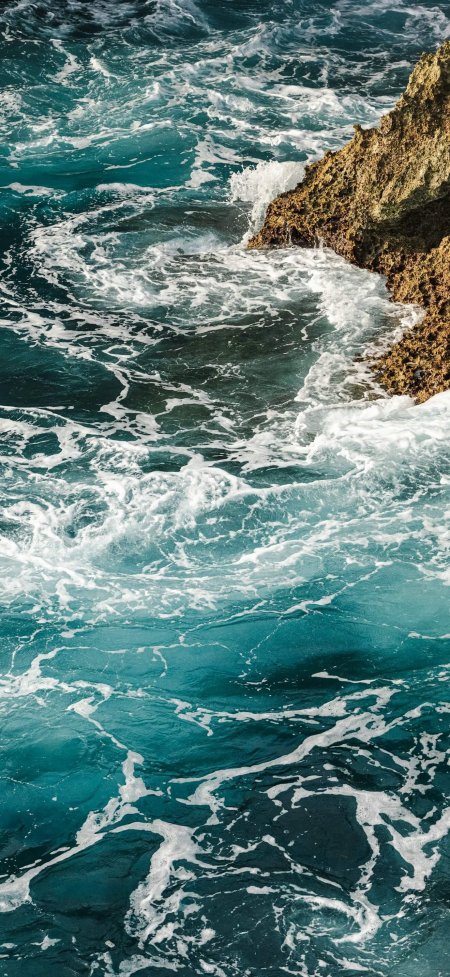 海浪拍打礁石碧蓝海水翻涌澎湃壮阔海洋风景手机壁纸