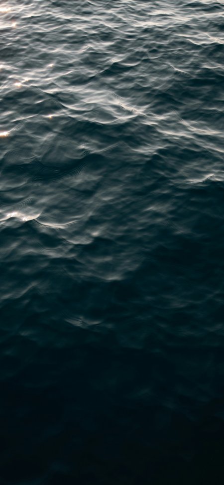 深色海面波光粼粼光影交错静谧海洋自然风光手机壁纸