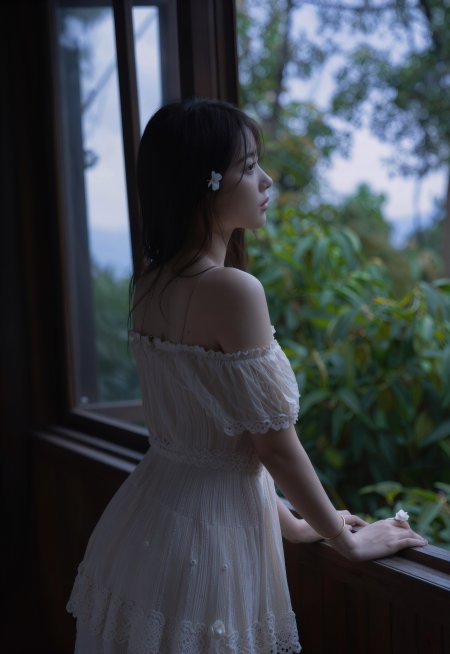 美女穿白色露肩长裙窗边望绿植人物手机壁纸