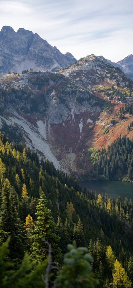 巍峨山峰倒映湖水秋色斑斓森林层叠壮丽自然风光风景手机壁纸