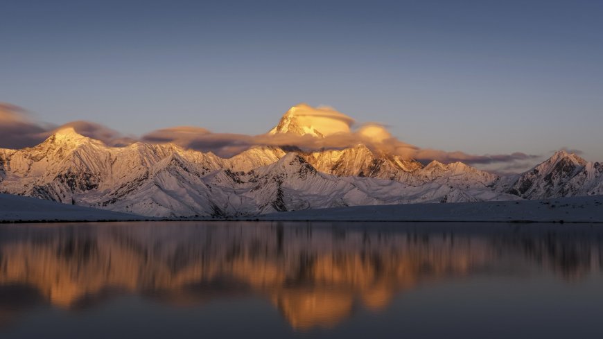 贡嘎雪山日照金山湖面倒影壮丽自然风景电脑壁纸