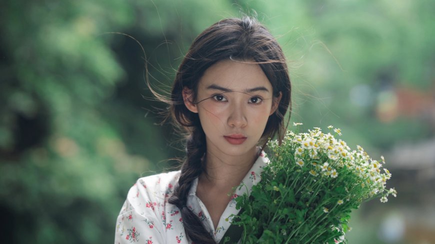 碎花衬衫美女手持雏菊微风拂发清新人像摄影电脑壁纸