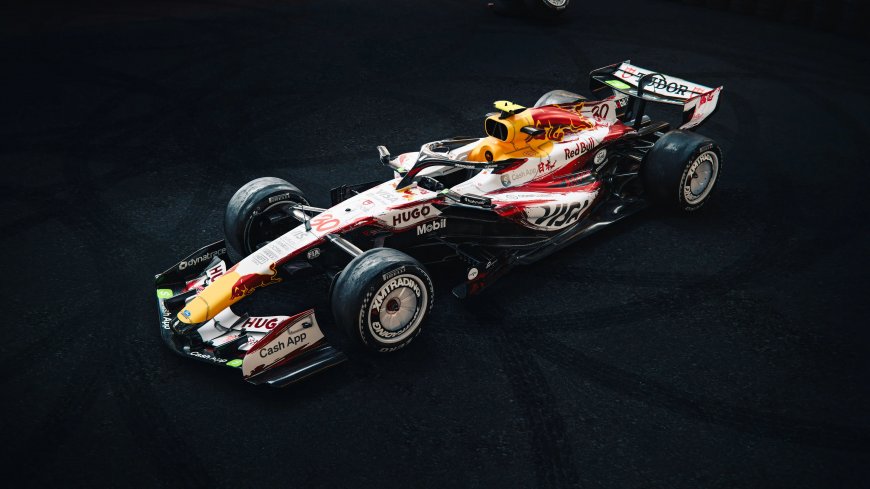 小红牛F1赛车日本站特别涂装红白黄配色高速赛道汽车电脑壁纸