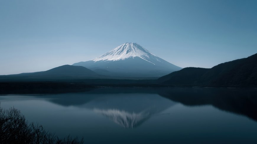 富士山雪顶倒映平静湖面远山层叠蓝调天空自然风景电脑壁纸