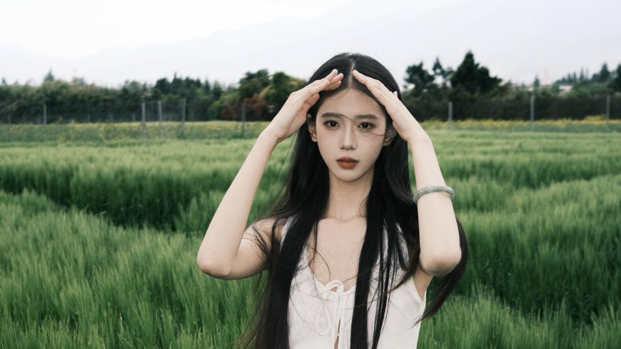 麦田长发美女双手抚额清新自然风景电脑壁纸