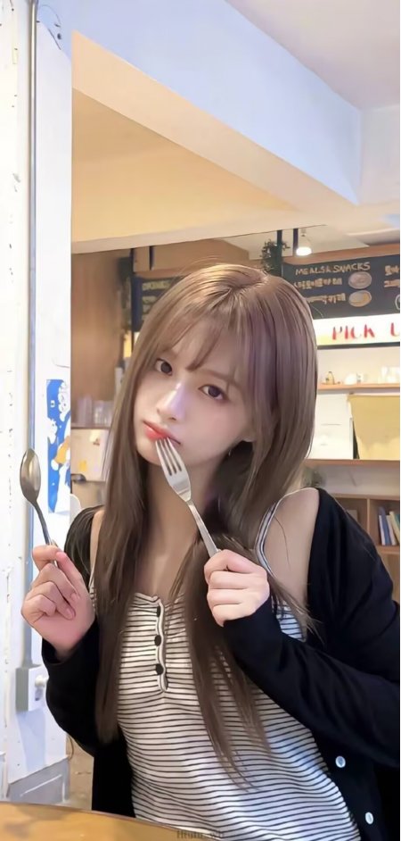 长发少女咬叉子俏皮可爱餐厅打卡人像摄影人物手机壁纸