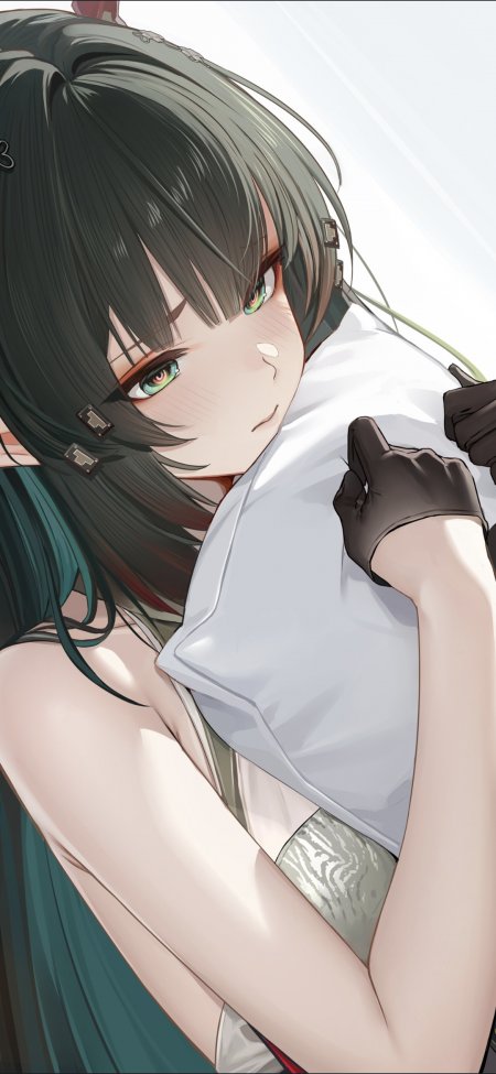 绿瞳少女怀抱枕头慵懒居家二次元动漫手机壁纸