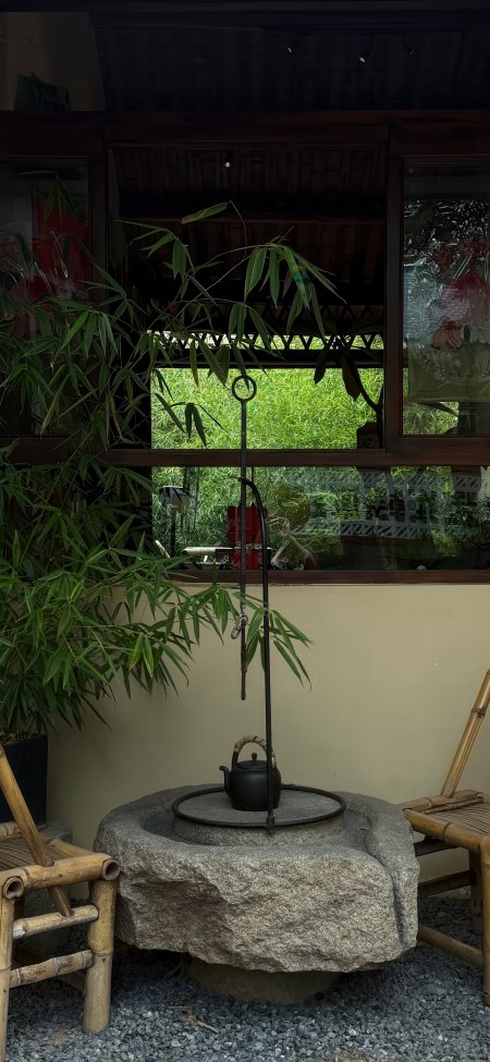 庭院竹影下石磨茶壶静谧禅意风光风景手机壁纸