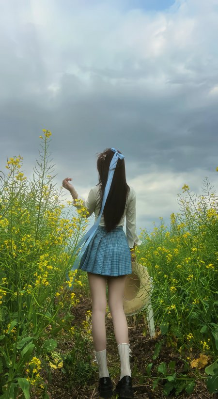 蓝格裙少女田野举帽仰望天空治愈系风景人像摄影人物手机壁纸