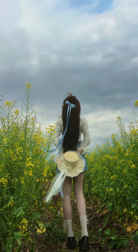 长发少女油菜花田漫步清新田园风人像摄影人物手机壁纸