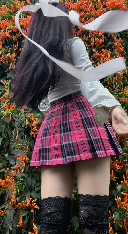 鲜艳的炮仗花飘逸丝带蕾丝袜搭配JK制服风格人像背影摄影手机壁纸