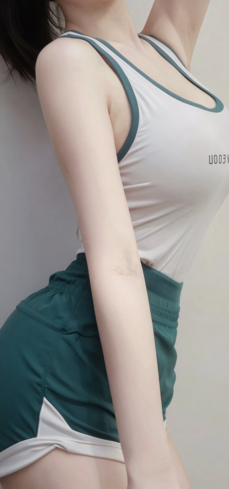绿白运动装美女抬手展示肩颈线条活力健身风人物手机壁纸