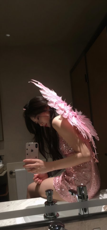 粉色羽毛亮片裙美女浴室对镜自拍梦幻氛围感人像摄影人物手机壁纸