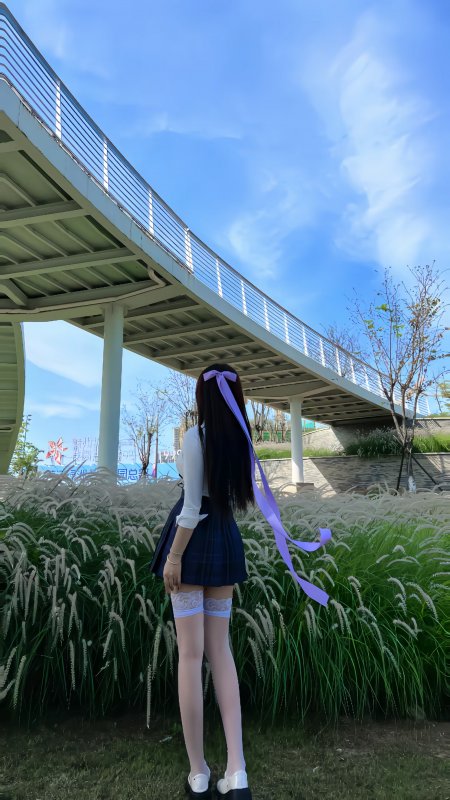 紫发带少女天桥下芦苇荡旁背影清新自然风人像摄影人物手机壁纸