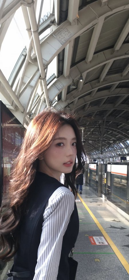 地铁站台阳光洒落长发美女回眸侧颜唯美清新人物手机壁纸