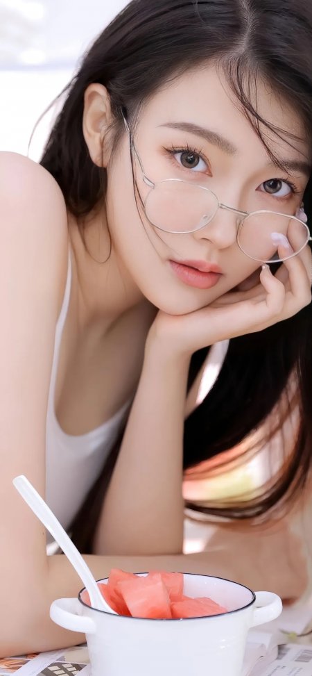 Z_Run宁戴眼镜托腮吃西瓜夏日清凉甜美风人物手机壁纸