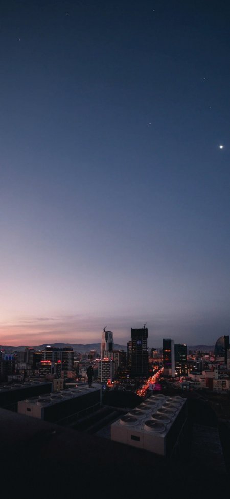 首尔城市天台远眺深蓝夜空星月交辉都市夜景风景手机壁纸