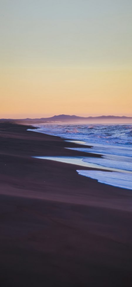 黑沙滩海浪拍打海岸线唯美治愈系自然风光风景手机壁纸