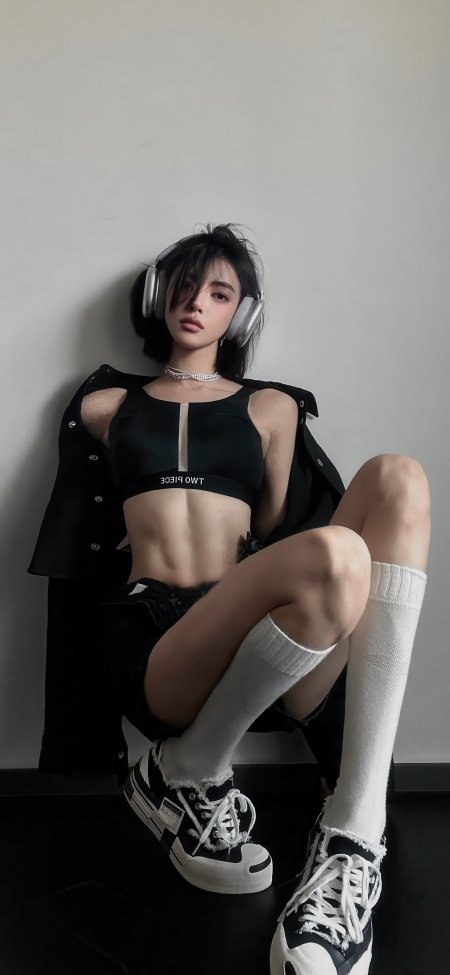 辣妹穿搭黑色运动背心耳机高冷气质美女写真摄影手机壁纸