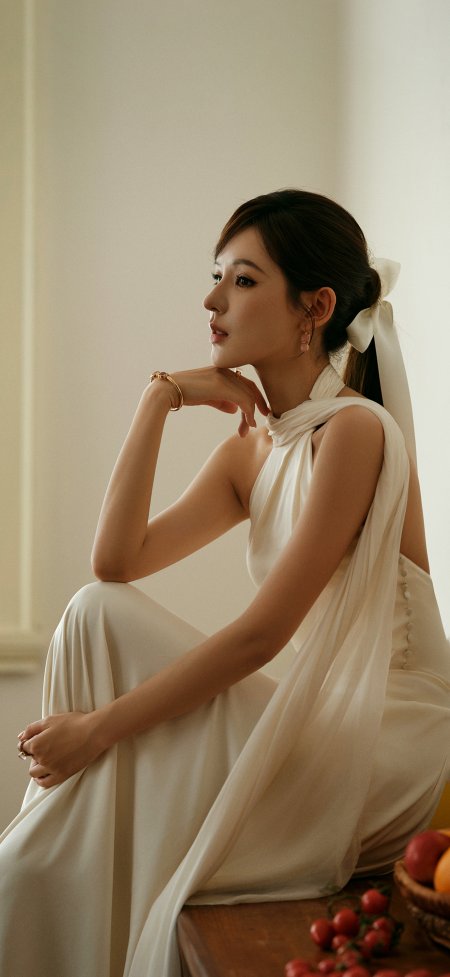 张予曦白色挂脖长裙侧颜优雅气质美女手机壁纸