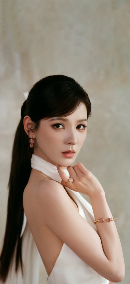 张予曦粉色耳环低马尾温柔回眸写真美女手机壁纸