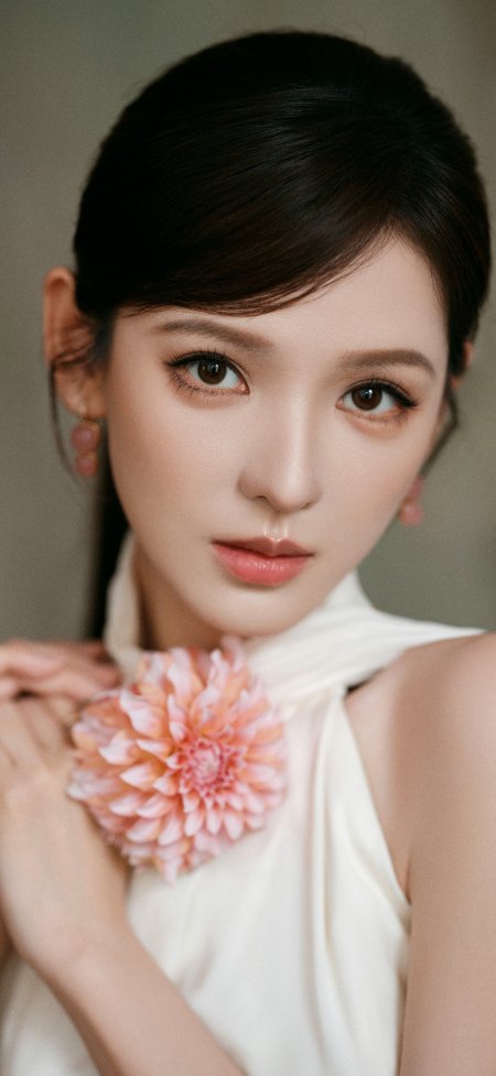 张予曦白色挂脖裙粉色花朵优雅气质美女手机壁纸