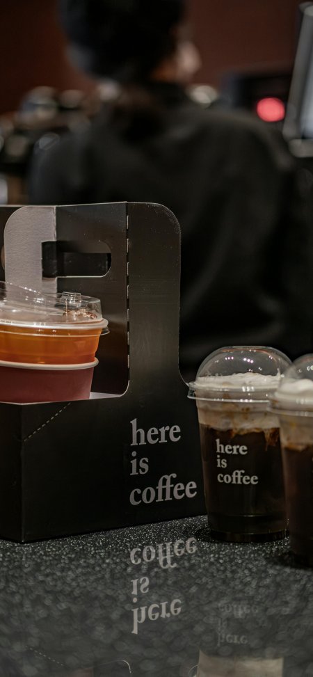 here is coffee黑色手提袋冰美式极简生活静物摄影手机壁纸