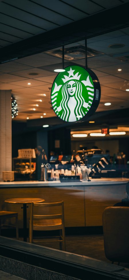 星巴克绿色美人鱼标志门店 interior 暖光氛围摄影手机壁纸