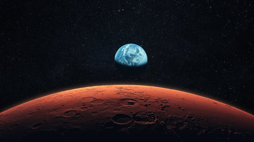 从火星红色地表仰望蓝色地球悬于星海之中陨石坑清晰可见科幻创意风格电脑壁纸