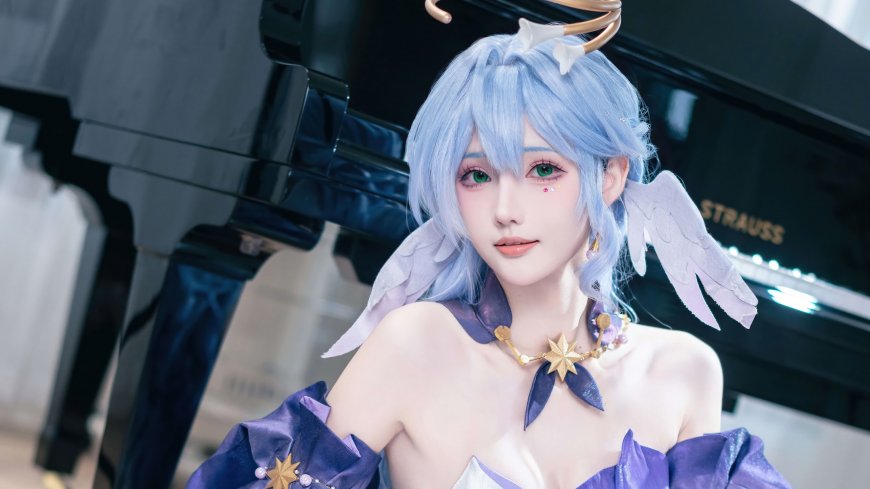 崩坏星穹铁道知更鸟钢琴前微笑蓝发天使唯美写真风cosplay美女电脑壁纸