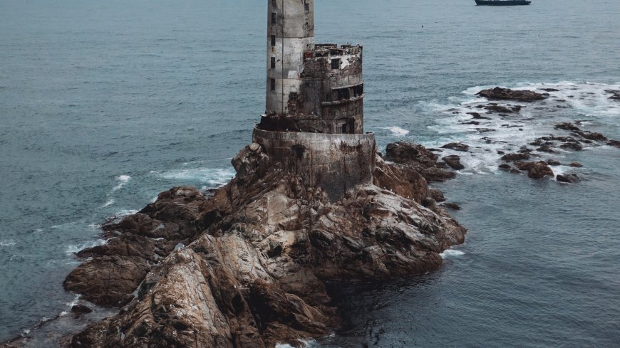 废弃灯塔矗立礁石海浪拍打孤独海景风景电脑壁纸