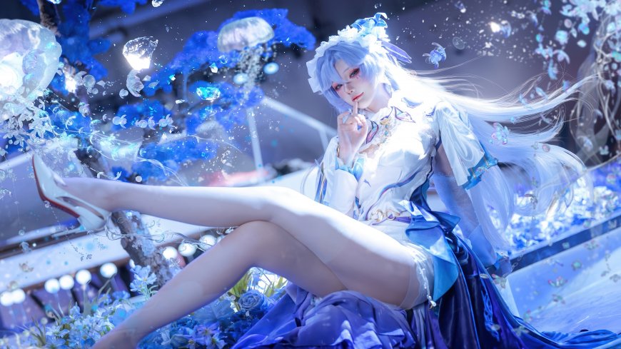 鸣潮坎特蕾拉cosplay蓝白裙装美女水母花海梦幻人物电脑壁纸