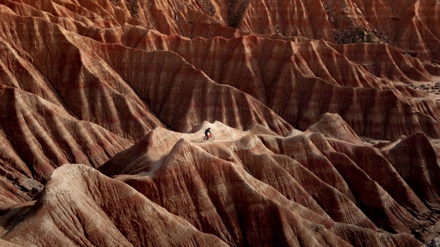 西班牙巴登纳皇家荒地红土峡谷骑行者航拍荒漠风光风景电脑壁纸