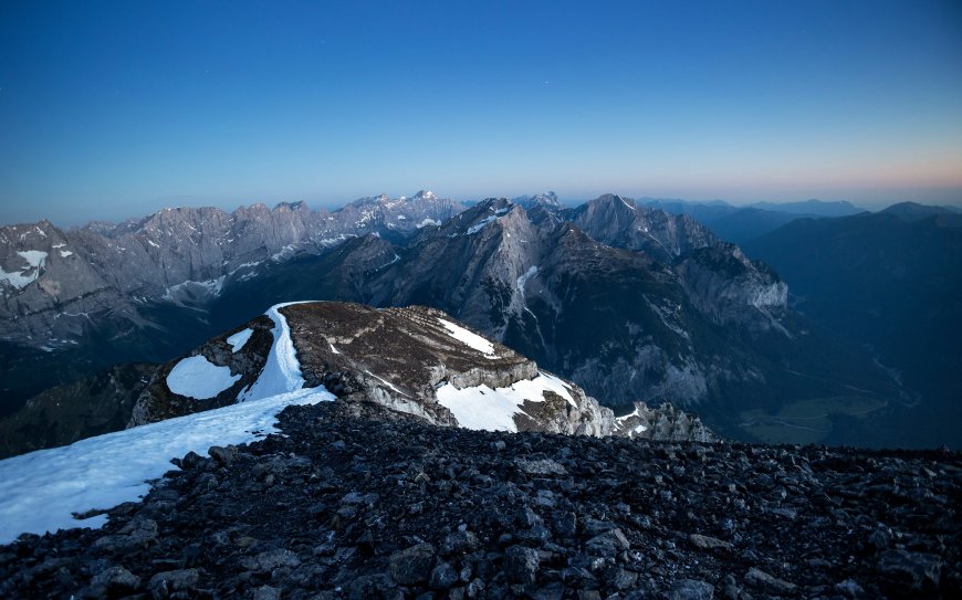 阿尔卑斯雪山之巅碎石坡道徒步视角壮丽山景风景电脑壁纸