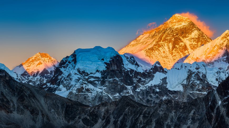 珠穆朗玛峰日出金光雪顶壮丽山景风景电脑壁纸