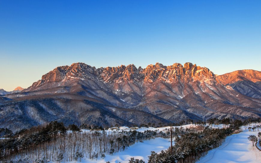 雪岳山蔚山八味岩冬季雪景日出金光山脉风景电脑壁纸