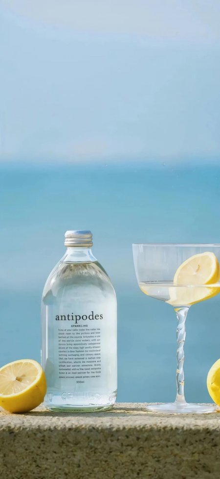 Antipodes气泡水配柠檬片海边静物摄影手机壁纸