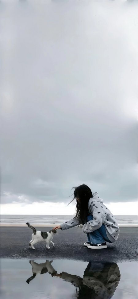 长发美女蹲下抚摸猫咪海边倒影摄影手机壁纸