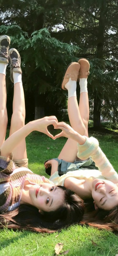 草地躺卧比心闺蜜长腿美女清新摄影手机壁纸
