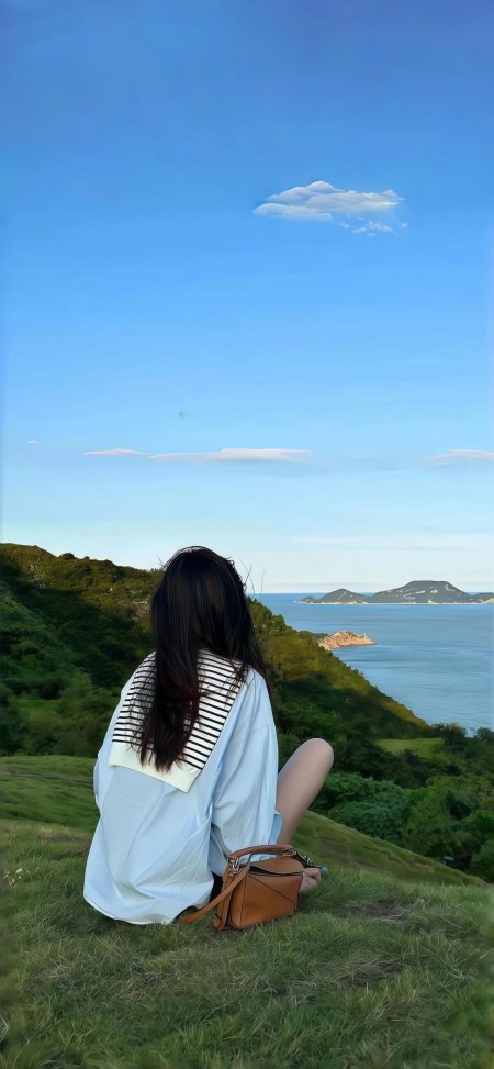 长发美女海边山坡背影蓝天岛屿风景手机壁纸