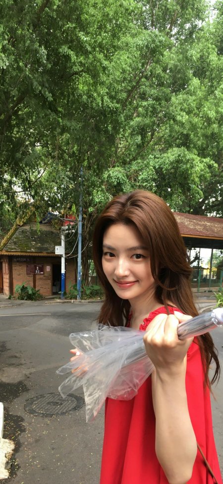 红裙美女持透明伞街头生活摄影手机壁纸