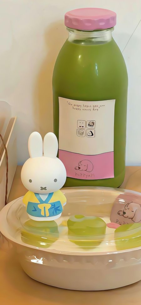 米菲兔玩偶配绿色饮品桌面创意手机壁纸