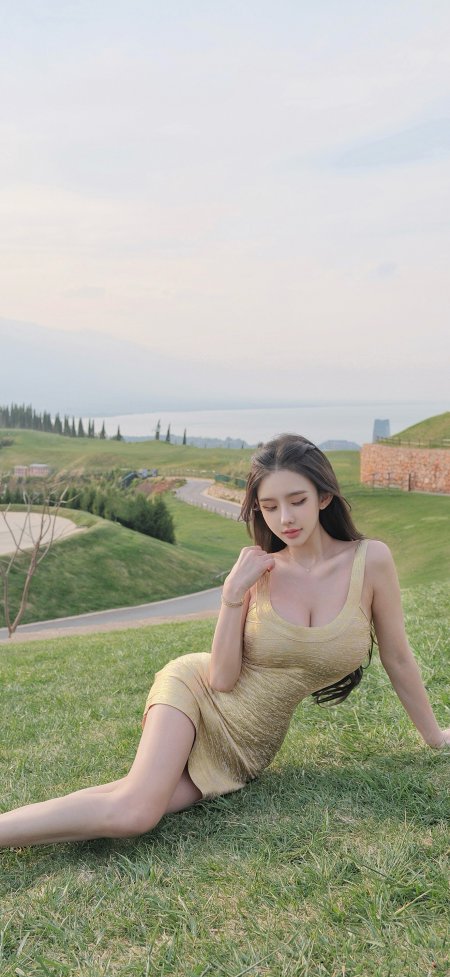 金色吊带裙美女草地坐姿人像摄影手机壁纸